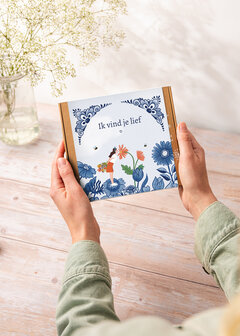 Blossombs Gift Box Medium &ndash; Delft Blue Kisses