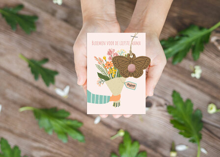 Blossombs Hanger Vlinder op kaart &ndash; Mama &ndash; Boeket