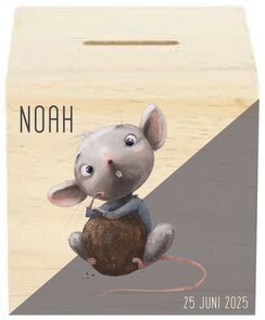 Houten spaarpot muis met noot met datum en naam